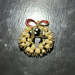 DANECRAFT Vintage Christmas Wreath Faux Pearls & Red Enamel - Gold Brooch Signed